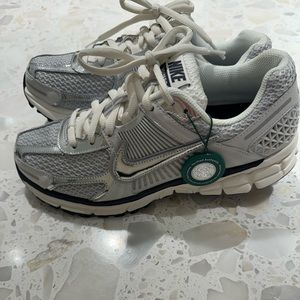 Women’s Nike Zoom Vomero 5 NEVER WORN
